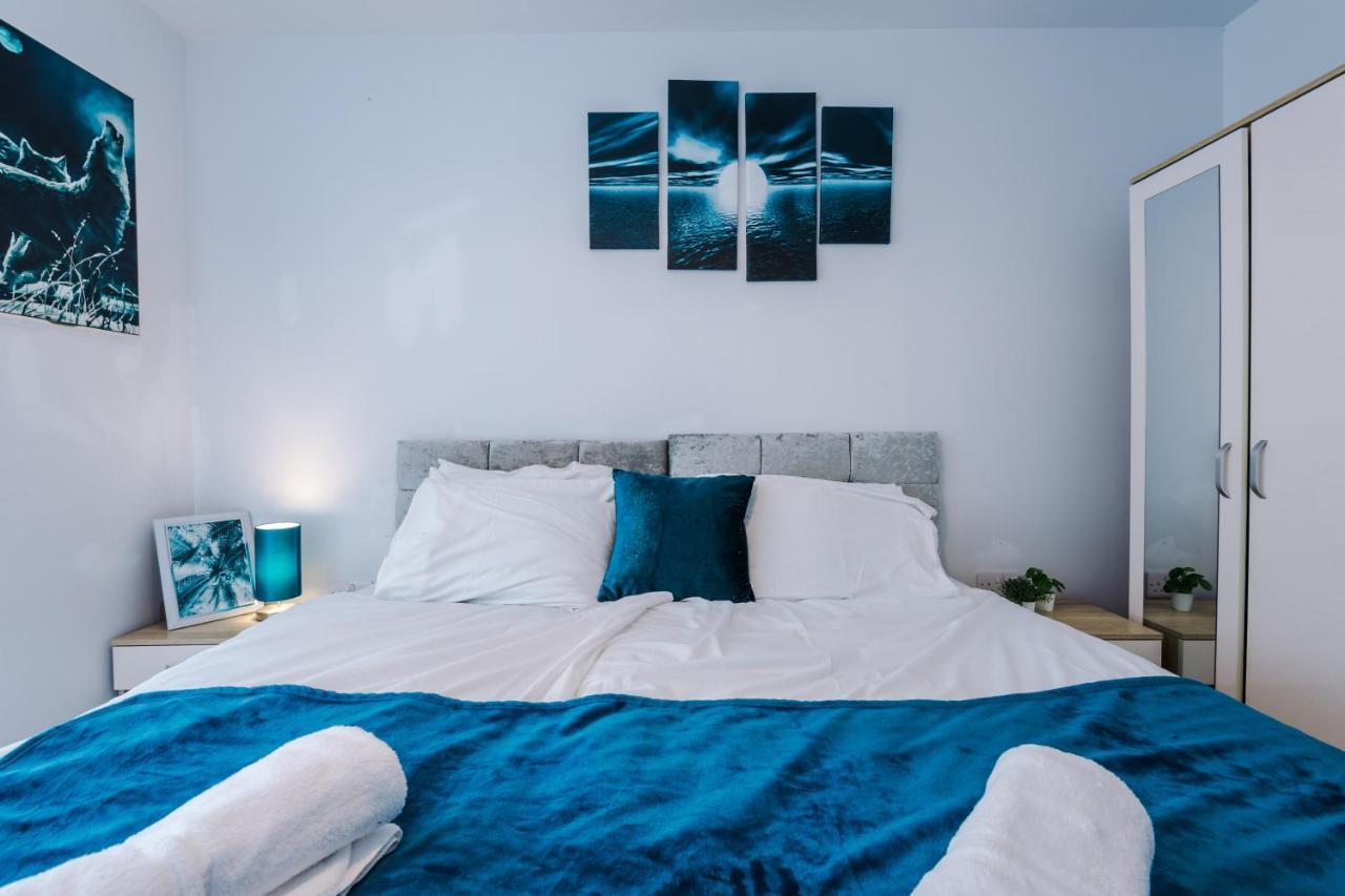 Chique Properties: Spacious Near Stadiums Apartment *