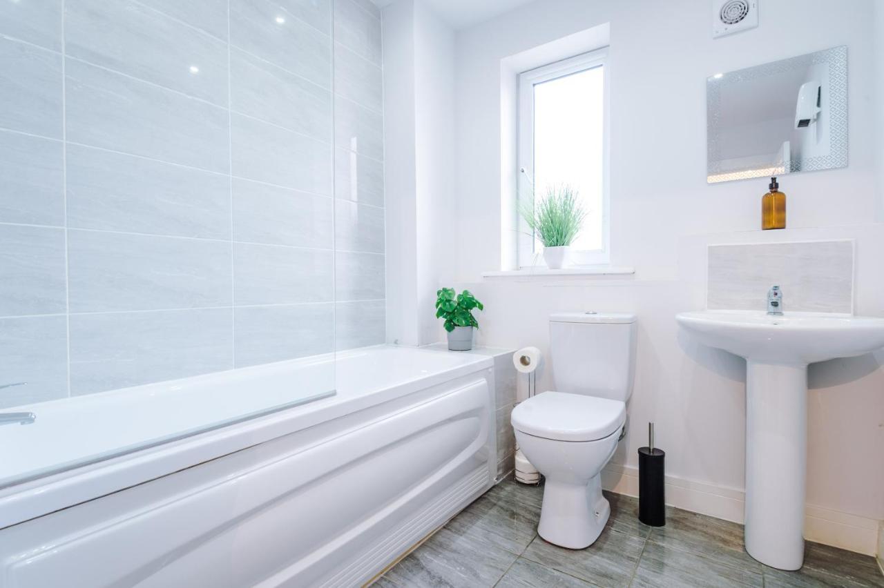 Chique Properties: Spacious Near Stadiums Apartment *