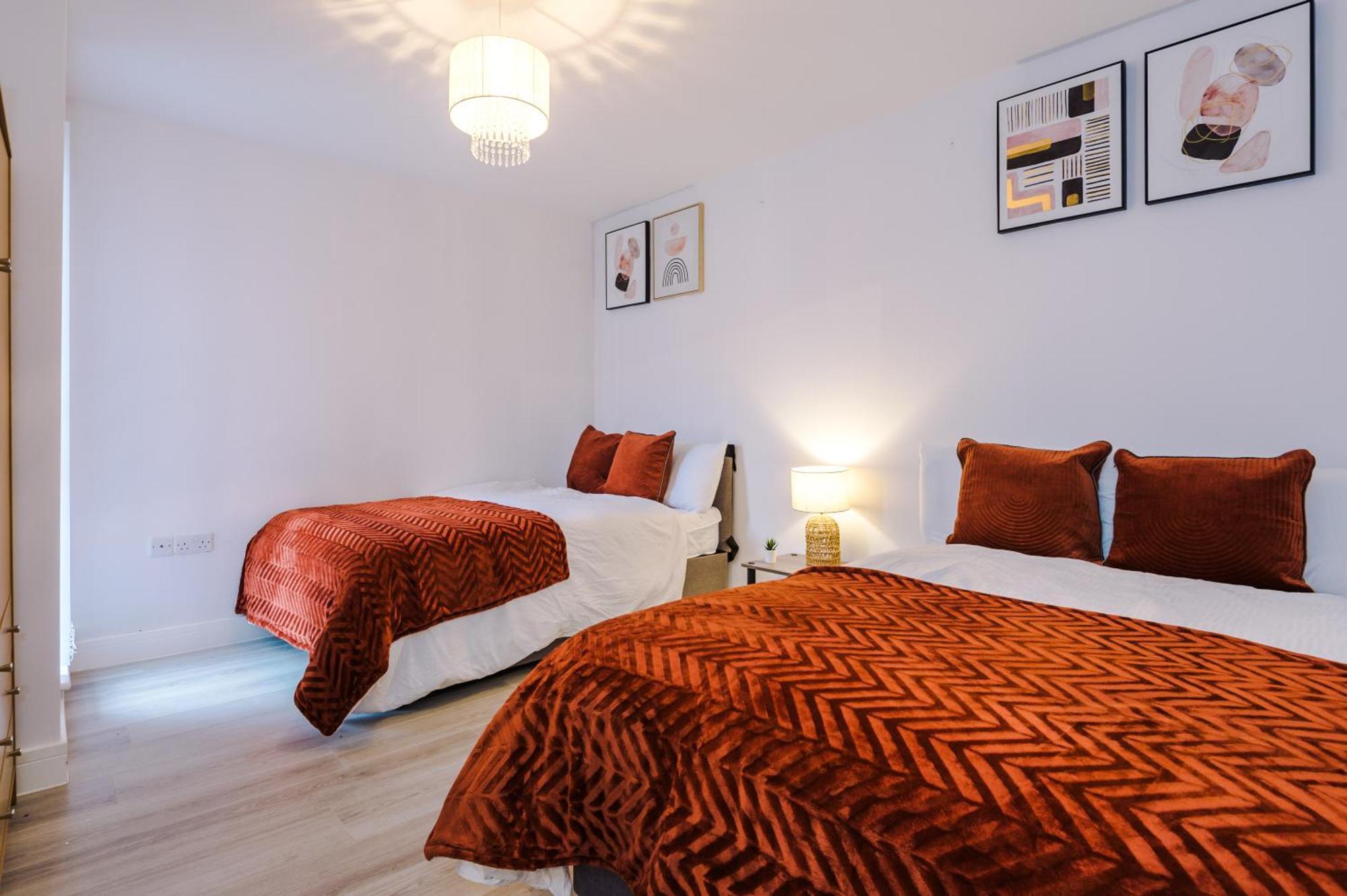 Chique Properties: Spacious Near Stadiums *